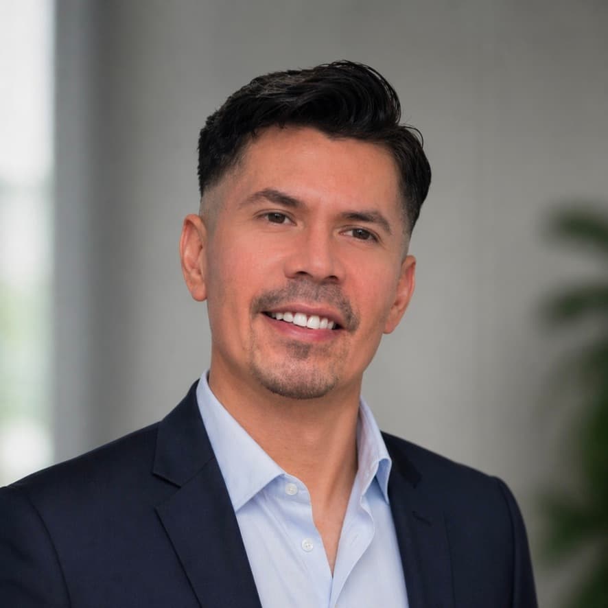 Carlos De La Cruz — operador, constructor y mente de la hospitalidad, con base en Washington, DC, sirviendo al DMV y más allá.